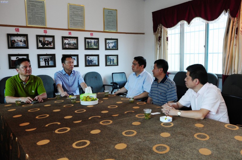 西南空管局领导到黔西导航台送凉爽