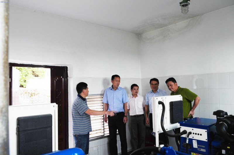 西南空管局领导到黔西导航台送凉爽