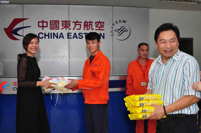 东航北京分公司领导给一线员工“送清凉”