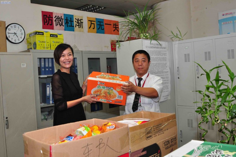 东航北京分公司领导给一线员工“送清凉”