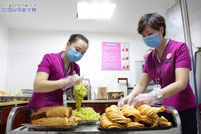 中秋节 南航新疆候机别样风味