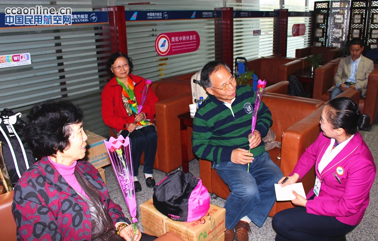 南航新疆地服：“九九重阳 暖情回归”主题活动伴客行