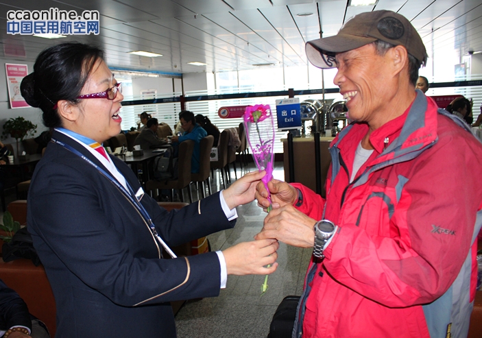 南航新疆地服：“九九重阳 暖情回归”主题活动伴客行