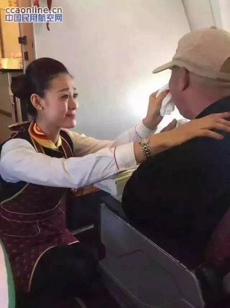 “空姐跪地喂饭”被指摆拍,海航回应不是炒作