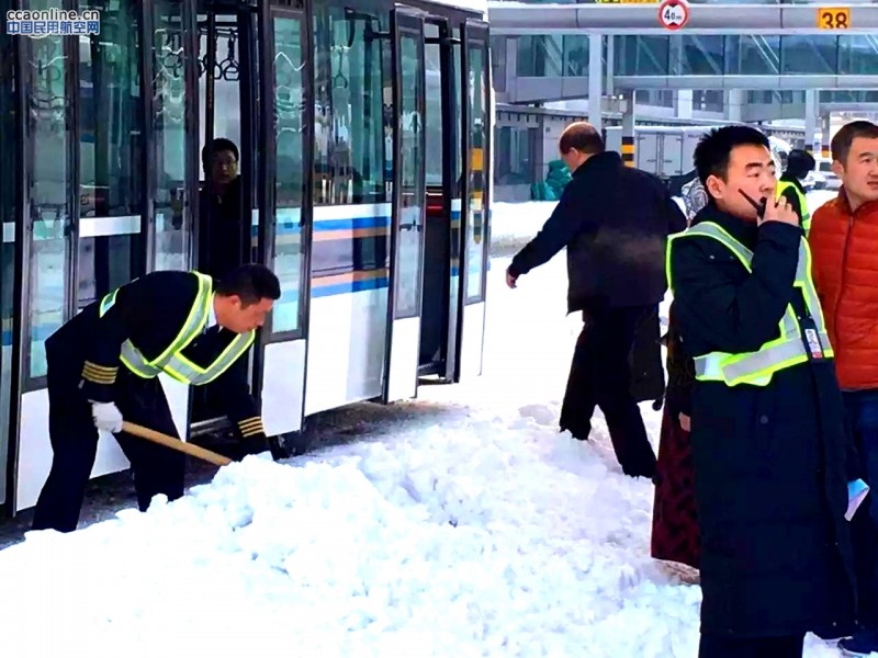 南航新疆机长：为保障旅客登机，我们也是清道夫