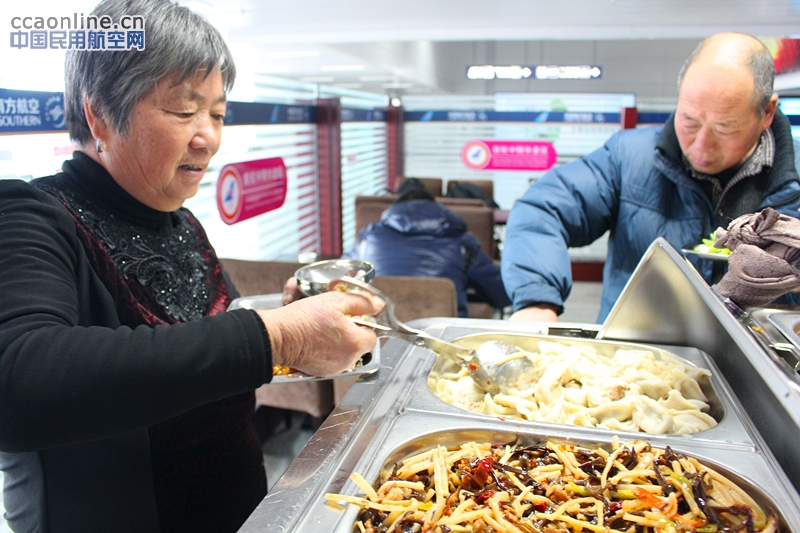 南航新疆中转：冬至饺子为旅客客转机添“颜色”