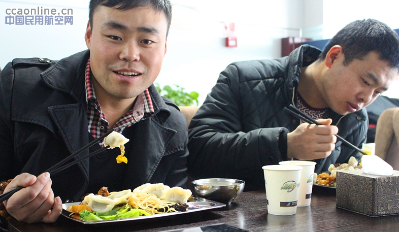 南航新疆中转：冬至饺子为旅客客转机添“颜色”