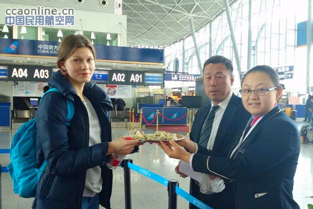 南航新疆中转：冬至饺子为旅客客转机添“颜色”