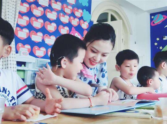 东航北京客舱部组织关爱听障儿童爱心活动