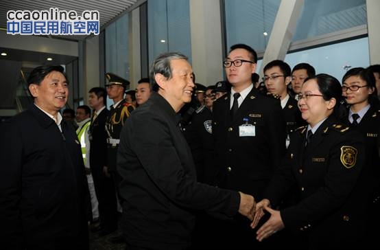 国务院副总理马凯到首都机场视察民航春运