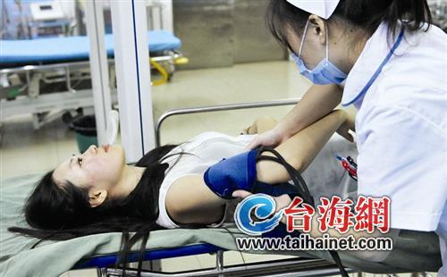 厦门机场贵宾室石砖突然脱落 砸伤候机美女头部