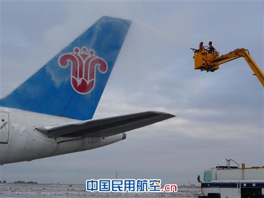 南航新疆维修基地圆满保障第一场雪的除防冰工作
