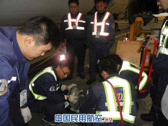 山航工程技术维修部航线分部更换发动机燃油泵