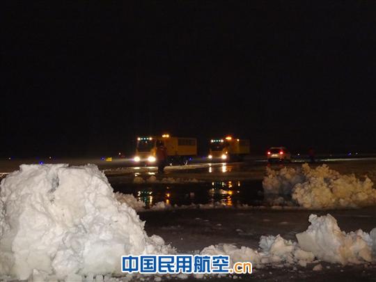 山西监管局现场监察太原机场除冰雪工作