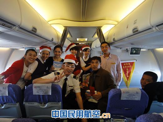 国航重庆银鹰乘务组在机上开展“喜迎圣诞”活动