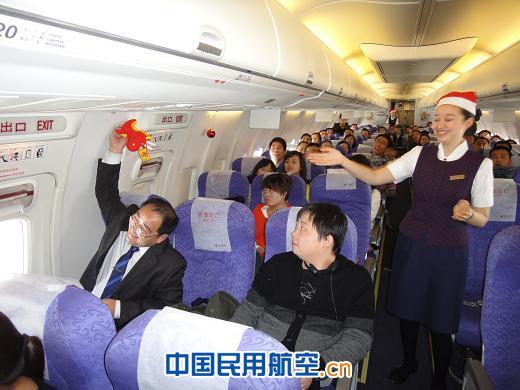 国航重庆银鹰乘务组在机上开展“喜迎圣诞”活动