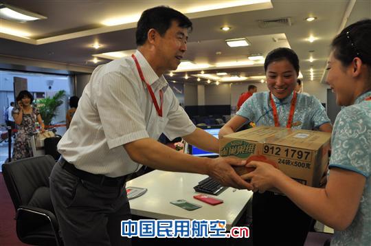 东航北京工会“送清凉、防驱蚊”慰问一线