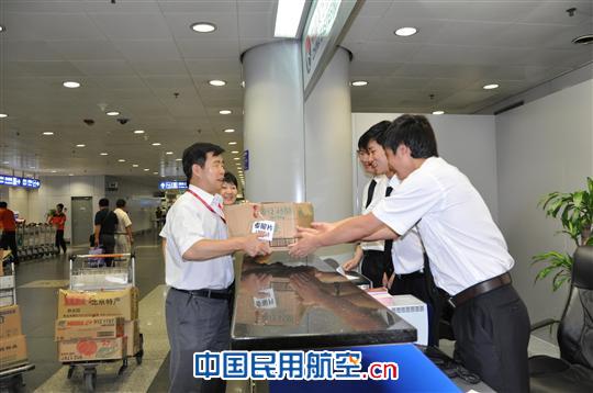 东航北京工会“送清凉、防驱蚊”慰问一线