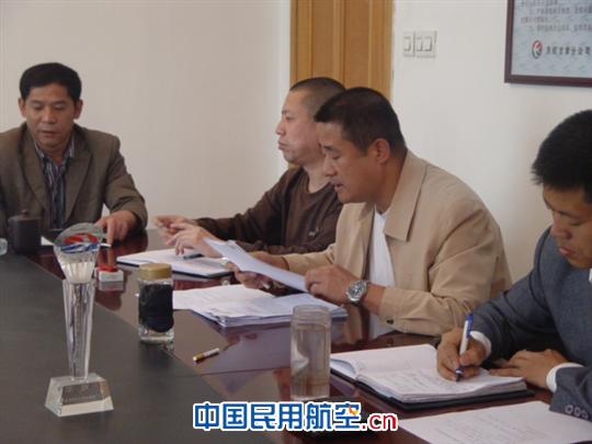 东航甘肃空警中队韩队长向领导汇报工作 在蓝天中守卫安全的人