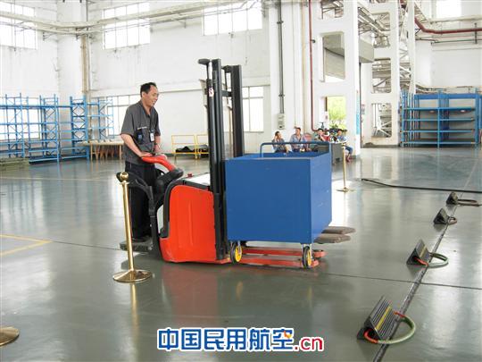 重庆维修基地举办“安康杯”叉车技能竞赛