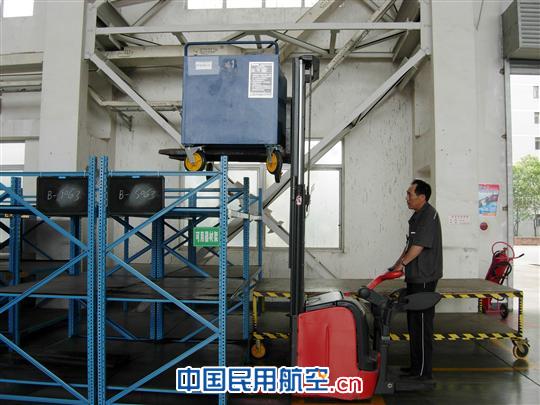 重庆维修基地举办“安康杯”叉车技能竞赛