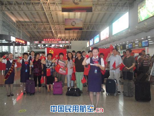 东航河北唱响红色主旋律与旅客同庆党的生日
