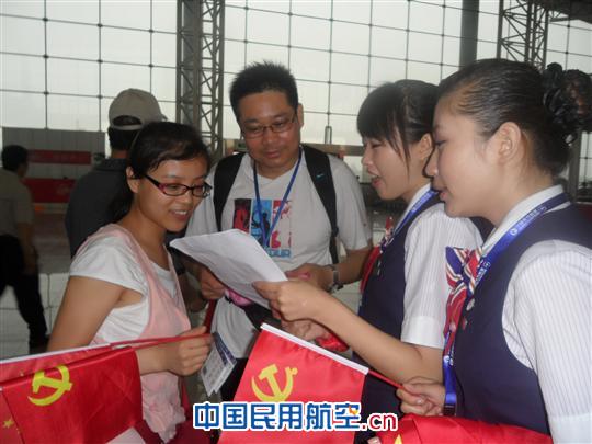东航河北唱响红色主旋律与旅客同庆党的生日