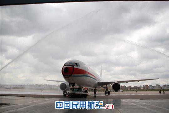 767穿越水门缓缓退出机库 东航云南767雄鹰展翅十六载 荣耀退役情难舍