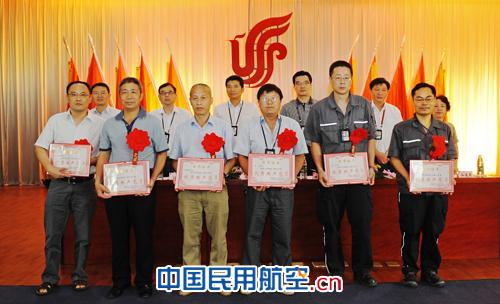 国航成都基地隆重庆祝建党90周年