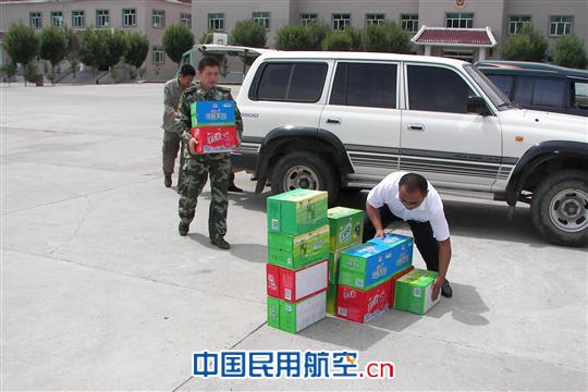 庆“八一”走访慰问  送清凉拥军优属
