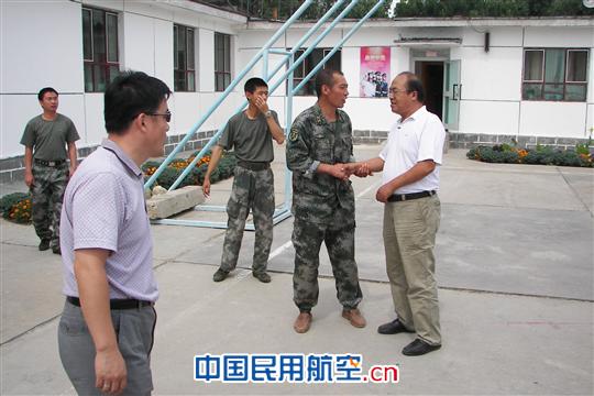 庆“八一”走访慰问  送清凉拥军优属