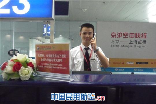 东航北京地服“京沪快线”员工热心帮助旅客成行