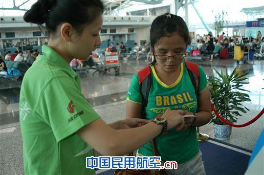 国航重庆分公司组织暑期志愿者活动助力旺季生产