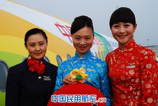 东航西北乘务组执行“世园号”彩绘机首航航班 东航西北“凌燕”乘务示范组:送你一个长安