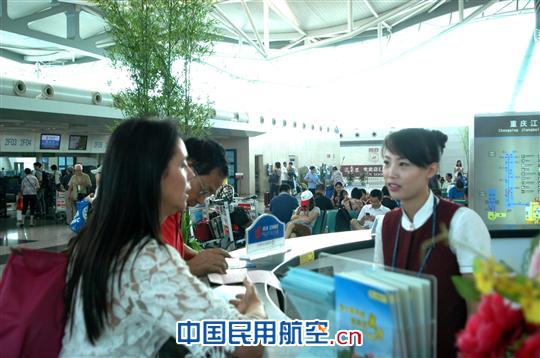 国航重庆地服员工耐心回答不正常航班旅客询问