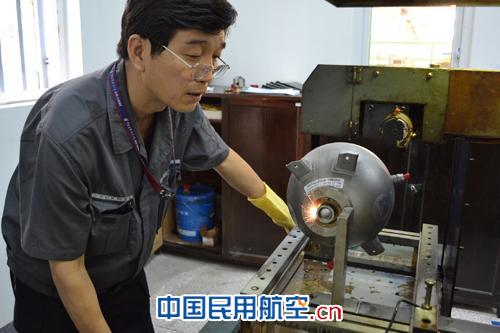 国航成都维修基地采用国际先进工艺修理灭火瓶