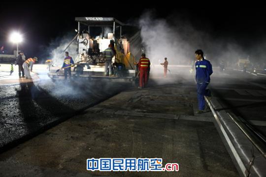 南苑机场改建跑道盖被 北京监管局深夜监察