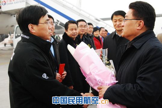 顾佳丹一行看望慰问东航西北分公司干部职工