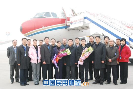 顾佳丹一行看望慰问东航西北分公司干部职工