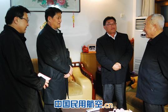 顾佳丹一行看望慰问东航西北分公司干部职工