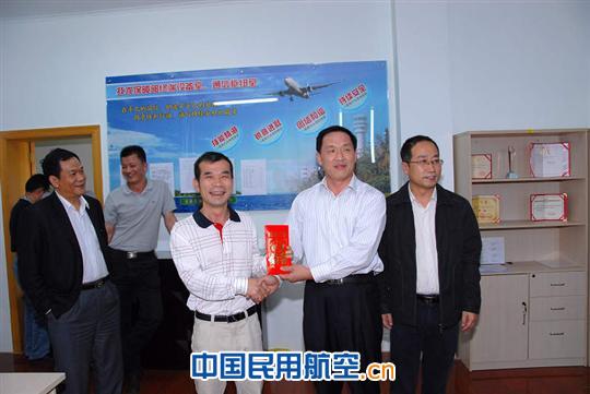 海南空管分局领导到三亚空管站慰问一线员工