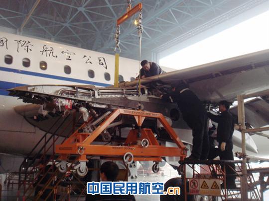 国航成都维修基地首次完成空客A321飞机吊架拆装