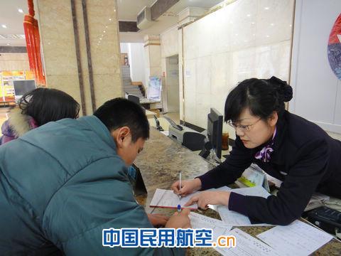 聋哑客除夕急回家 东航甘肃售票员温暖助成行