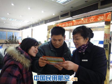 聋哑客除夕急回家 东航甘肃售票员温暖助成行