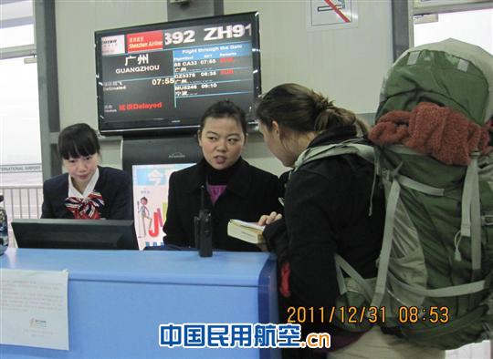 东航四川地面服务部勇战2011年的最后一场大雾