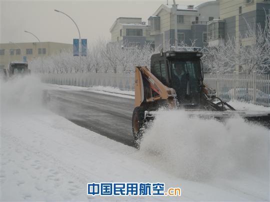 民航实业公司三台清雪车辆积极清除积雪