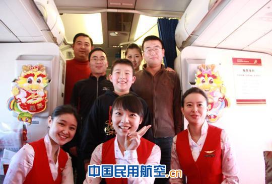 深航严璐乘务组贴心服务 化解旅客延误烦躁情绪