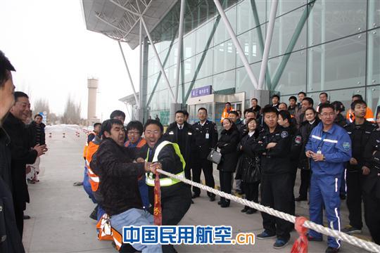 团结一心，共创美好明天—喀什机场举办拔河比赛