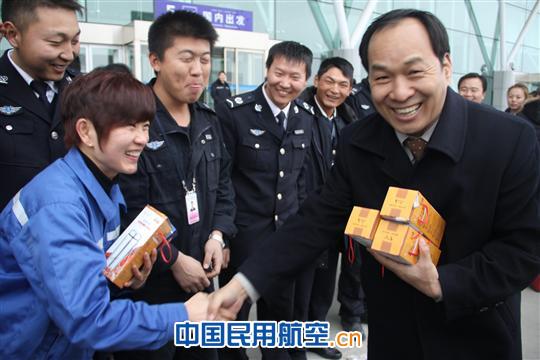 团结一心，共创美好明天—喀什机场举办拔河比赛