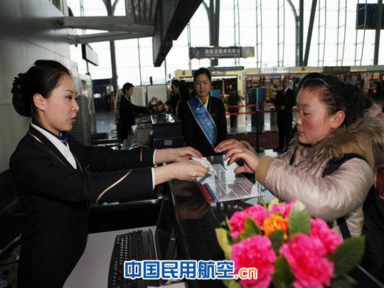 南航温情速递图瓦少年万里求学路